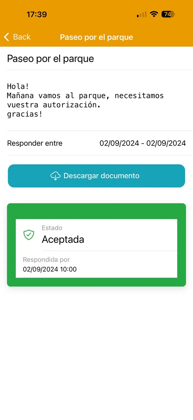 App KinderClose con una autorización para una salida al parque, aceptada por la familia