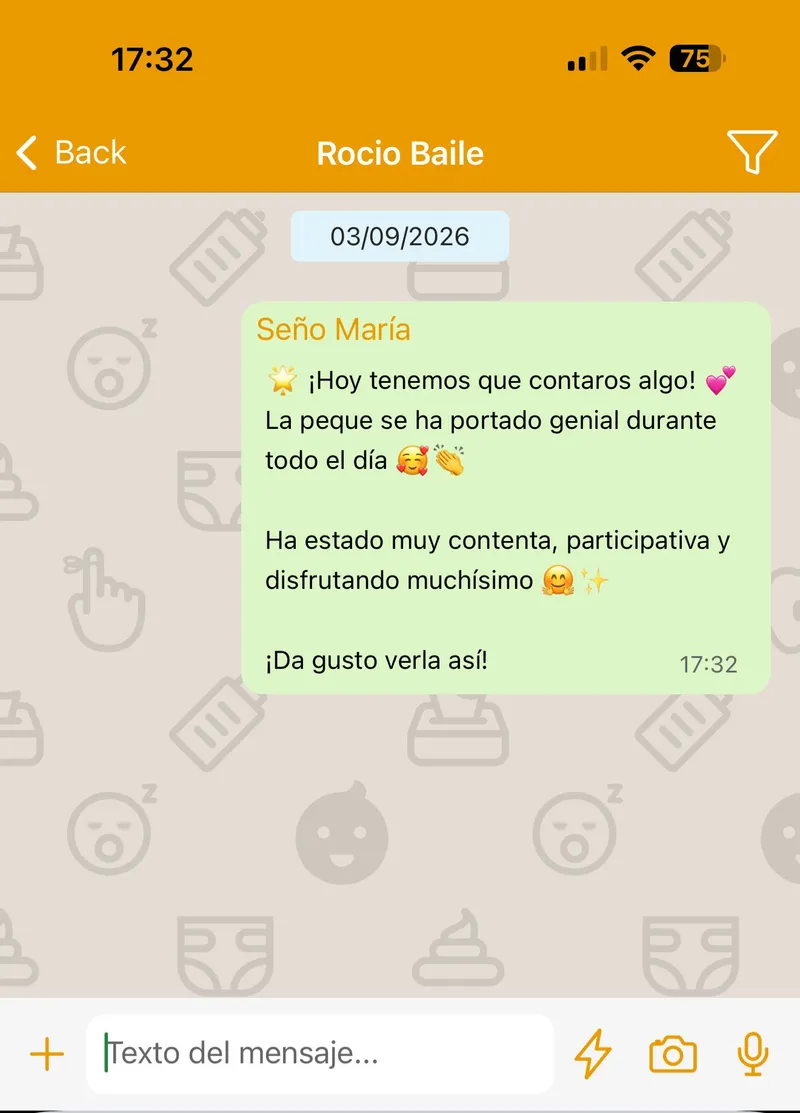 Tablet con la app KinderClose mostrando un mensaje de una educadora a la familia